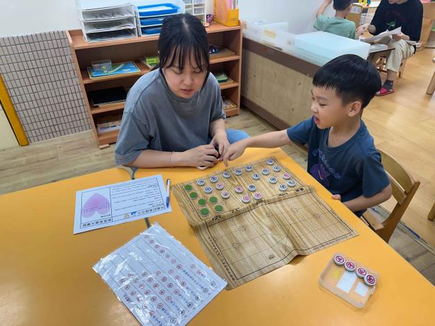 與家人分享如何下棋