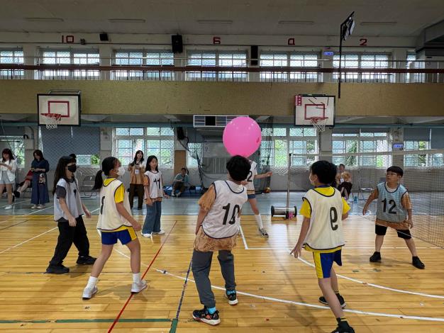 學生一起進行氣球排球的體驗活動.JPG