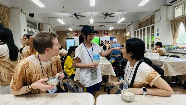 享用珍珠奶茶時間，武功國小學生用英語自然地與韓國教師溝通交流