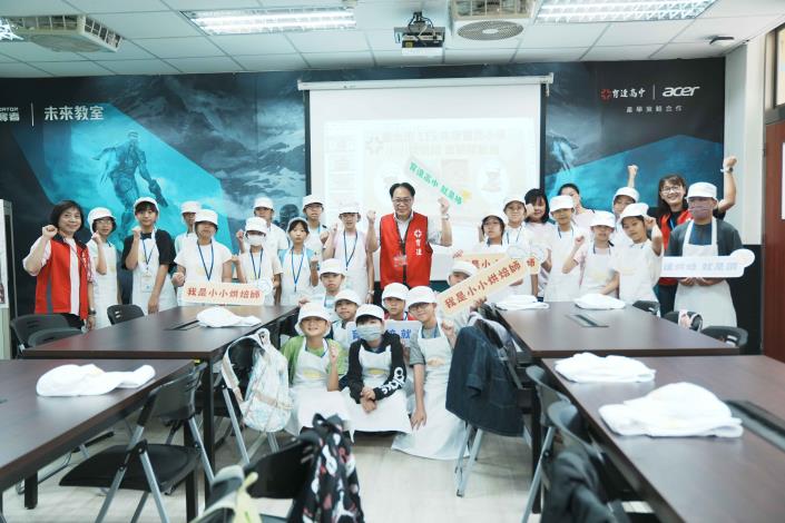 小小烘焙師大合照，大家著裝完成，準備進入專業教室學習餐點製作。.JPG