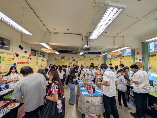 開平餐飲學校期末成果展學生以新穎模式，將教室變成主題市集。