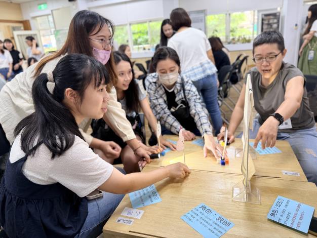 學員參與科學遊戲體驗