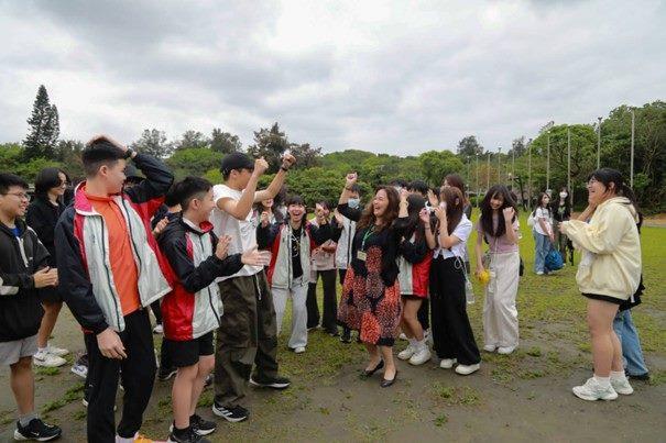 天母國中-陳麗英校長【教育理念】 以愛與榜樣樹立典範，成就每位孩子適性揚才；達己利人，形塑溫暖共好且持續創新的典範校園。