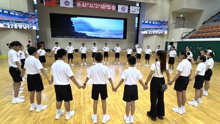 終場開演前,團員們特別圍成圓圈祈禱公演順利