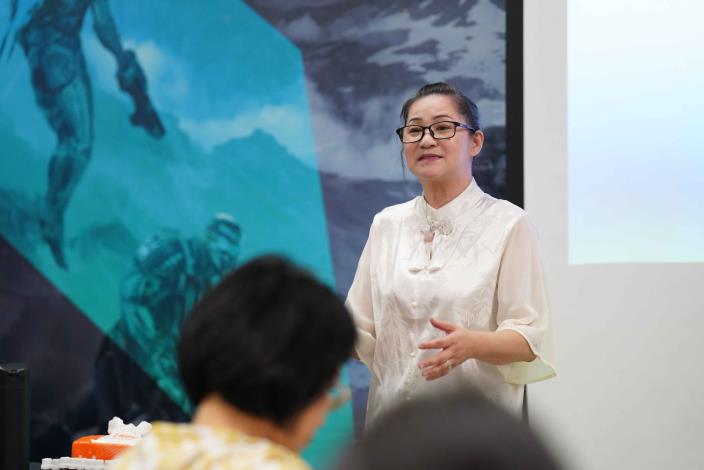 樂齡多元課程熱烈展開！涵蓋經絡養生、中餐、手作與烘焙 (3).JPG