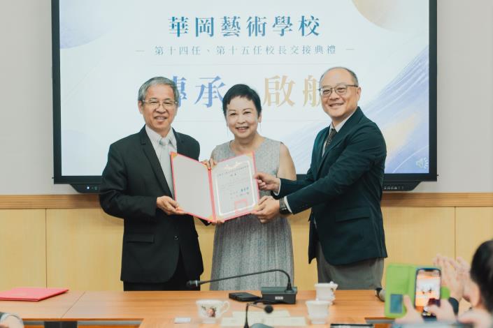 頒發感謝狀予卸任校長丁永慶校長並聘任丁校長為115學年度校務顧問 合影