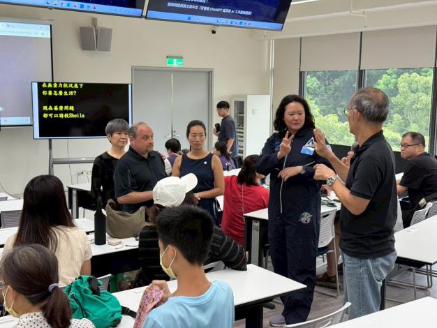 講師與台下學員互動，翻譯人員隨行進行及時翻譯