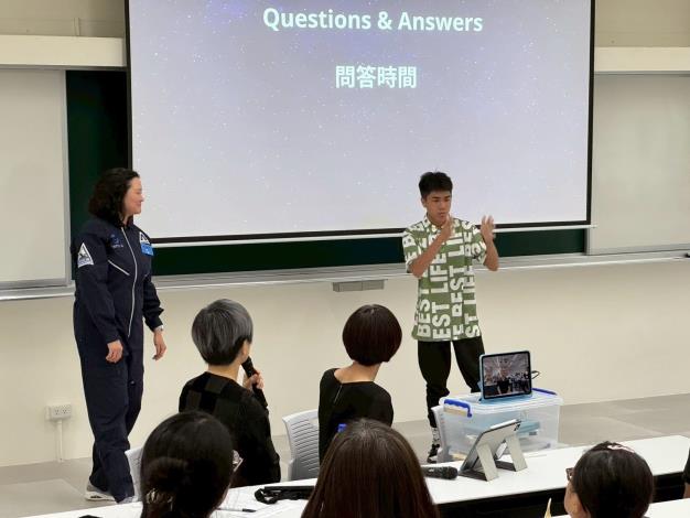 啟聰學生踴躍上台發表感言與提問