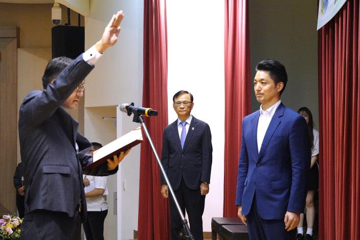校長代表宣誓.JPG