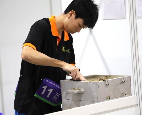 南港高工郭家銘榮獲鑄造職類金牌