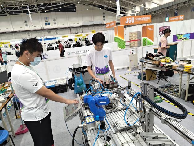 大安高工陳昆樂、黃立翔榮獲機電整合職類金牌
