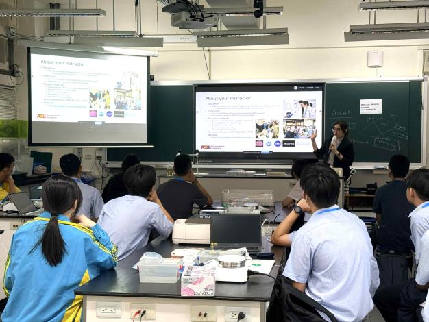 美方教授於實驗室向小組學員講授工程學宏觀目標與物理公式,將美國研究型大學的教學文化帶入中學校園