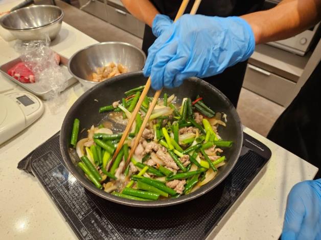 「蔥爆牛肉」以濃郁蔥香呈現臺灣熱炒文化與風味