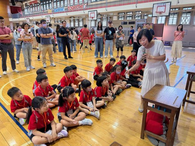 新生參與「MY SHOW」防災闖關,學習地震發生時「趴下、掩護、穩住」的正確避難方式.JPG