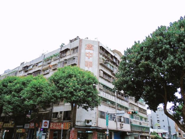 照片10-4：當您大快朵頤一盤清涼解熱的芒果冰時，也不彷漫步在中華路二段沿線，觀賞芒果樹將人行道妝點成一座座紅綠色隧道。