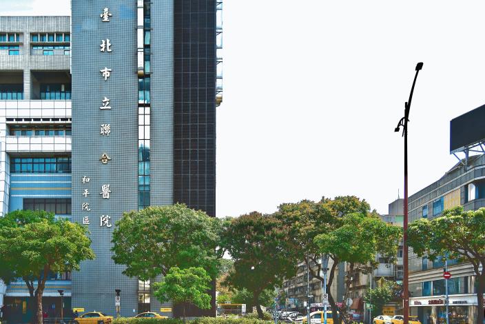照片10-2：當您大快朵頤一盤清涼解熱的芒果冰時，也不彷漫步在中華路二段沿線，觀賞芒果樹將人行道妝點成一座座紅綠色隧道。