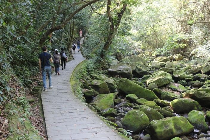 7圓覺寺步道沿溪流而上，景色優美.JPG