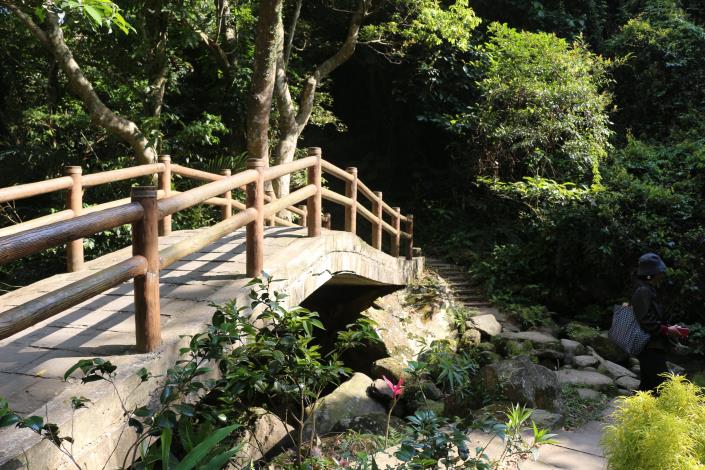 10穿過拱橋，進入隱身山林的小花園，栽植了許多種類的草花，令人流連忘返.JPG