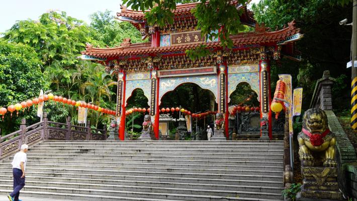 15-位於至誠路二段上的惠濟宮牌樓，為芝山公園多處入口之一.JPG