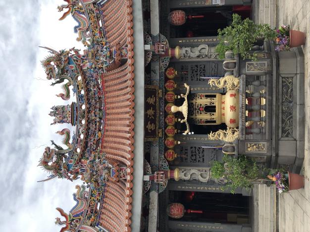 19芝山岩惠濟宮，奉祀開漳聖王陳元光，今廟為民國五十七年重建，多為水泥構造，只嵌入局部舊有石雕.JPG