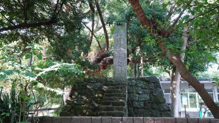 13-民國90年參酌舊照片復舊重立的學務官僚遭難之碑.JPG