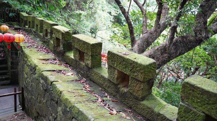 18牆垣由砂岩砌造而成，垣頂有石塊壘砌成雉堞及銃眼，雉堞之後為平坦的馬道，專供丁勇行走、護身及守衛之用.JPG