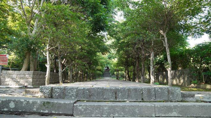 9-原芝山岩神社鳥居設置地點，兩旁綠蔭相伴，仍保有幽靜的氛圍.JPG