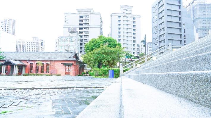 照片22,「本堂」整體大小約為300餘坪，臺基亦比一般佛寺高，且階梯分為2段，以洗石子裝式欄杆。