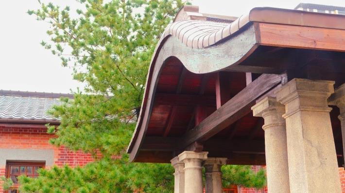 照片29,樹心會館前面門廊「唐門」呈圓弧狀的日本樣式。