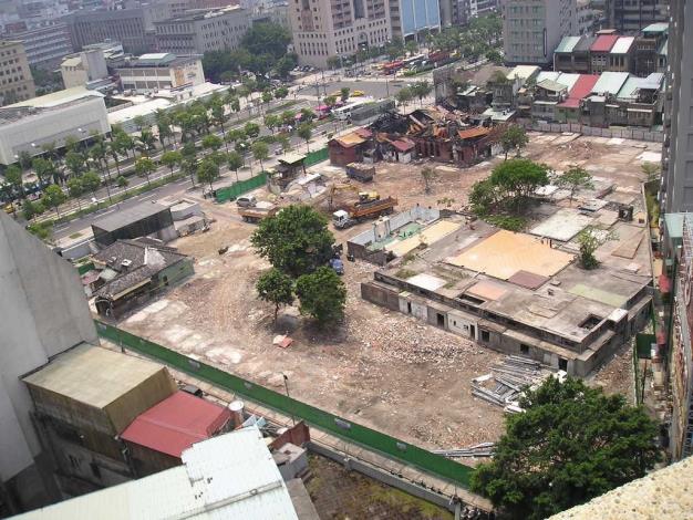 照片8,公園處拆除違建後，2005年8月樹心會館遭受大火，僅剩一部分的磚造結構。(照片來源：公園處配合科)