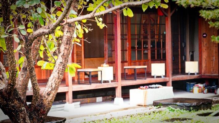 照片12,「輪番所」與日式木造住宅的建築結構相似，展現出日式建築的風格。