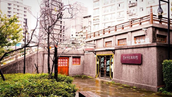 照片19,「本堂」僅剩臺座，當時的廟堂雄偉建築已不復見，現今臺座部分由臺北市文獻會進駐。