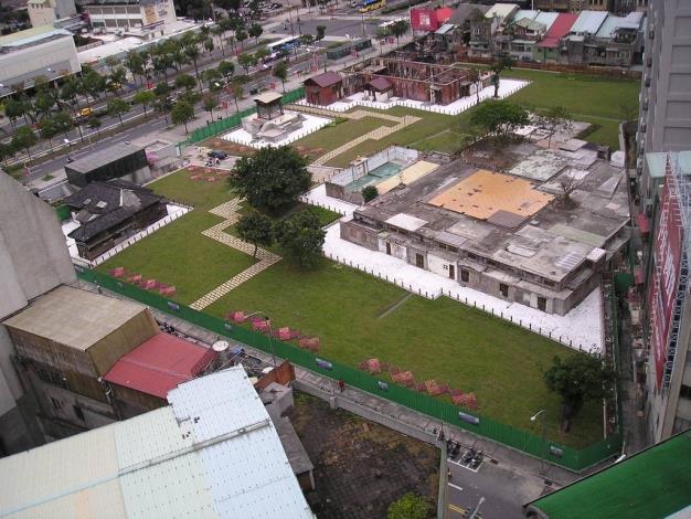 照片9,2011年5月由臺北市政府工務局公園路燈工程管理處開始針對西本願寺建築群進行整修及簡易綠美化。(照片來源：公園處配合科)