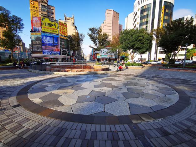 7-廣場中央設置乾式噴泉 鑲有地崁燈