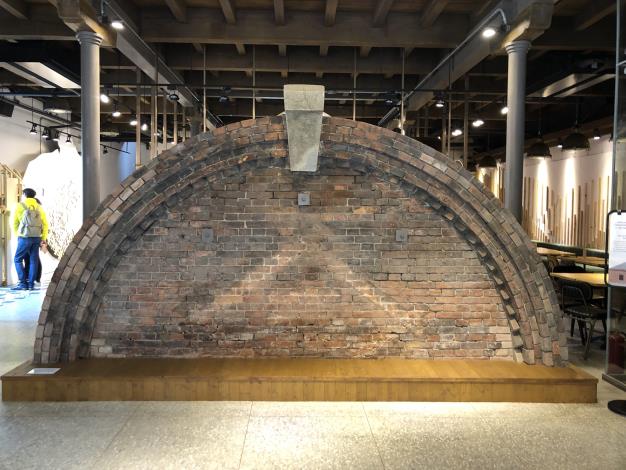 圖27、三井倉庫最具特色的半圓形山牆，保留在一樓入口處.JPG
