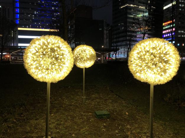 圖22、蒲公英造型燈具增添臺北行旅廣場的浪漫風情