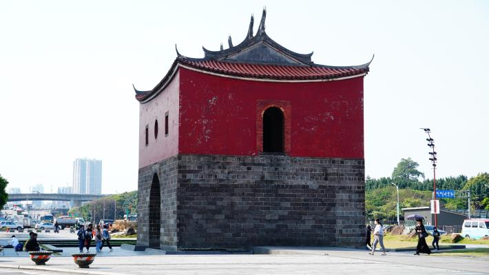 圖33、北門是臺北唯一保留閩南式風格之城門，其屋頂屋脊、垂脊及屋瓦皆為閩式風格的重要元素.JPG