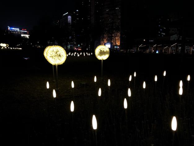 圖21、臺北行旅廣場夜晚的造型燈具巧妙吸睛