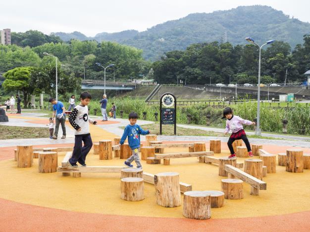 10道南河濱公園共融式遊戲場遊具滿足孩童挑戰玩耍樂趣