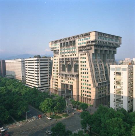 照片8、形似椅凳的宏國大樓曾被臺北市民票選為十大經典建築之一（照片來源：文化部國家文化資料庫）