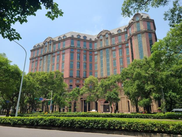 照片4、臺北文華東方酒店壯麗的歐式外觀建築，是全臺奢華旅宿指標，其前身為中泰賓館
