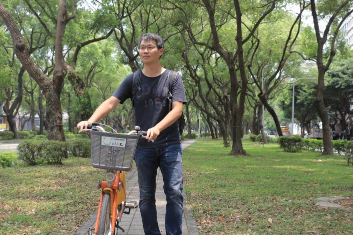 照片27、牽著單車，漫步在行道樹的綠色廊道中，無比愜意.JPG