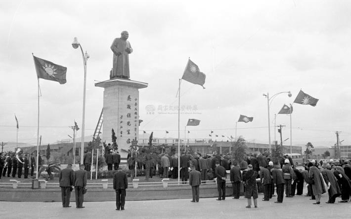 15.1964年3月25日吳稚暉百歲誕辰銅像揭幕禮，當時銅像造型是微駝的。(照片來源：新版國家文化資料庫，httpnewnrch.digital.ntu.edu.tw)