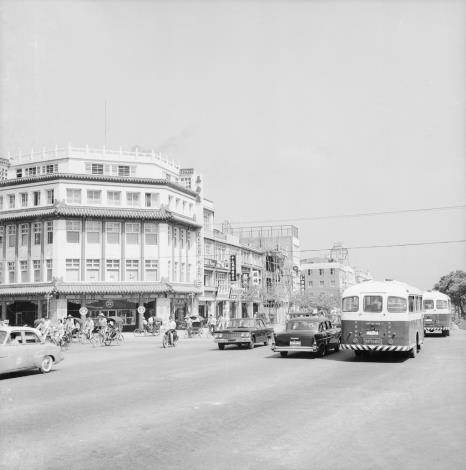 10.中山北路與南京東西路交會口街景。(照片來源：新版國家文化資料庫，httpnewnrch.digital.ntu.edu.tw)