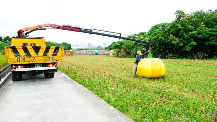 5-從美提河濱公園遠道而來的大南瓜裝置藝術。