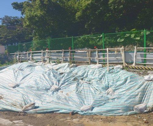 大地處針對白石湖吊橋邊坡進行帆布覆蓋之防颱整備作業