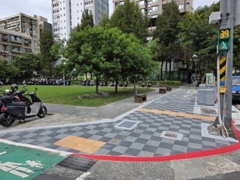 大安區建國南路1段(仁愛路3段36號至信義路)人行道更新工程