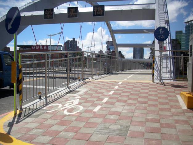 下游側人行道暨自行車道