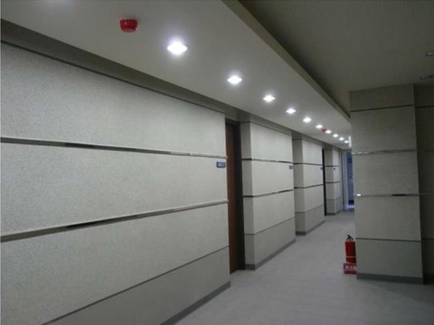 室內中央走道與隔間