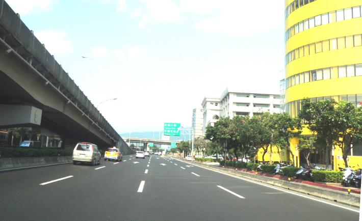 堤頂大道一段(麥帥二橋匝道至港墘路)